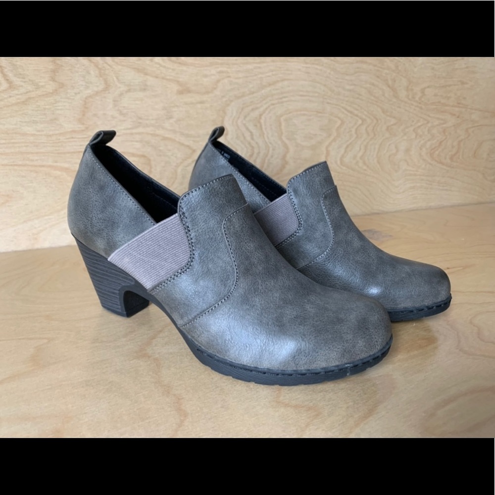 NWOT Grey clogs with small heel